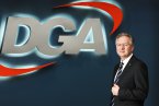 dga-zdjecie-prezes-z-logo-w-tle.jpg