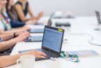 duni-laptop-na-biurku.jpg