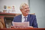 volkswagen-fotografia-biznesowa-fotografia-dla-prezesa-przy-biurku.jpg